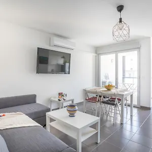 New Joliette Comfortable Well Located With Private Parking Appartement
